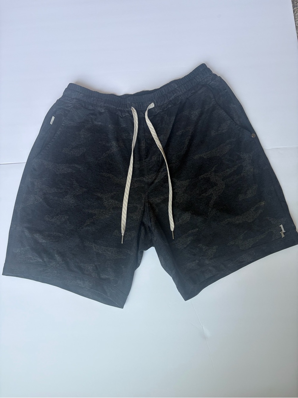 Vuori Ponto Performance Shorts Men's Medium Dark Camo DreamKnit Lounge Athletic
